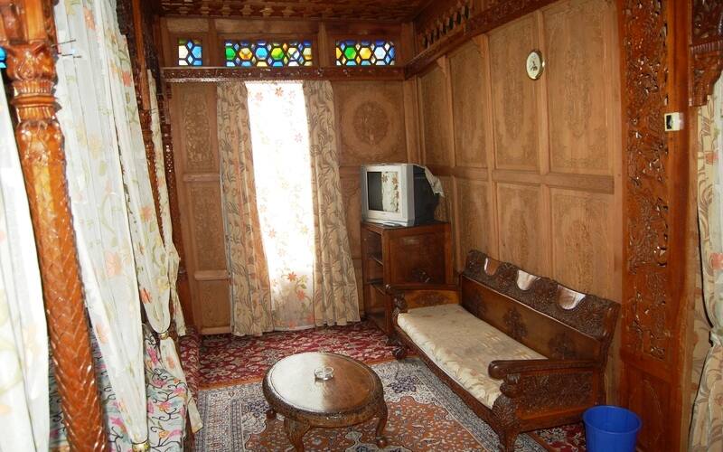 Hilton Kashmir Houseboat, Srinagar 3